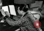 Immagine di Grande del jazz di Duke Ellington suona il pianoforte New York City USA, 1943, secondo 60 filmato di repertorio 65675031232
