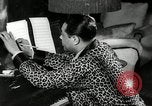 Immagine di Grande del jazz di Duke Ellington suona il pianoforte New York City USA, 1943, secondo 61 filmato di repertorio 65675031232