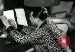 Immagine di Grande del jazz di Duke Ellington suona il pianoforte New York City USA, 1943, secondo 62 filmato di repertorio 65675031232