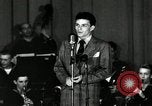 Standbild Frank Sinatra New York City USA, 1943, aus Sekunde 35 historischem Filmmaterial Videoclip 65675031234
