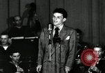 Standbild Frank Sinatra New York City USA, 1943, aus Sekunde 49 historischem Filmmaterial Videoclip 65675031234