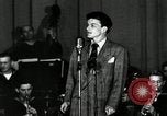 Standbild Frank Sinatra New York City USA, 1943, aus Sekunde 53 historischem Filmmaterial Videoclip 65675031234