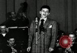 Standbild Frank Sinatra New York City USA, 1943, aus Sekunde 54 historischem Filmmaterial Videoclip 65675031234