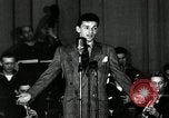 Standbild Frank Sinatra New York City USA, 1943, aus Sekunde 55 historischem Filmmaterial Videoclip 65675031234