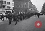 Image des prisonniers alliés Paris France, 1944, de la seconde 6 séquences d'archives historiques vidéo 65675031306