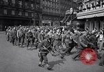 Image des prisonniers alliés Paris France, 1944, de la seconde 15 séquences d'archives historiques vidéo 65675031306