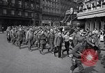 Image des prisonniers alliés Paris France, 1944, de la seconde 16 séquences d'archives historiques vidéo 65675031306