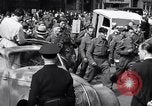 Image des prisonniers alliés Paris France, 1944, de la seconde 22 séquences d'archives historiques vidéo 65675031306