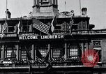 Immagine di Charles Lindbergh riceve una medaglia a New York New York City USA, 1927, secondo 12 filmato di repertorio 65675031416