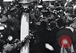 Immagine di Charles Lindbergh riceve una medaglia a New York New York City USA, 1927, secondo 25 filmato di repertorio 65675031416
