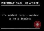 Immagine di Charles Lindbergh riceve una medaglia a New York New York City USA, 1927, secondo 56 filmato di repertorio 65675031416