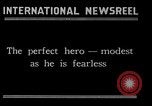 Immagine di Charles Lindbergh riceve una medaglia a New York New York City USA, 1927, secondo 57 filmato di repertorio 65675031416