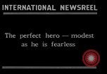 Immagine di Charles Lindbergh riceve una medaglia a New York New York City USA, 1927, secondo 58 filmato di repertorio 65675031416