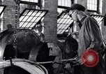 Image Fabrication de fil d'acier United States USA, 1943, de la seconde 17 séquences d'archives historiques vidéo 65675031514