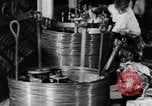 Image Fabrication de fil d'acier United States USA, 1943, de la seconde 62 séquences d'archives historiques vidéo 65675031514