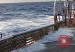 Immagine di Sondaggio oceaniche nave in mare grosso Oceano Pacifico, 1963, secondo 7 filmato di repertorio 65675031521