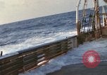 Immagine di Sondaggio oceaniche nave in mare grosso Oceano Pacifico, 1963, secondo 8 filmato di repertorio 65675031521