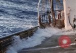 Immagine di Sondaggio oceaniche nave in mare grosso Oceano Pacifico, 1963, secondo 21 filmato di repertorio 65675031521