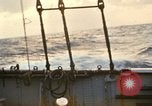 Immagine di Sondaggio oceaniche nave in mare grosso Oceano Pacifico, 1963, secondo 48 filmato di repertorio 65675031521