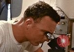 Immagine di Oceanic sondaggio laboratorio nave Oceano Pacifico, 1963, secondo 45 filmato di repertorio 65675031522