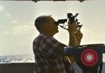 Standbild mit Sextant auf ozeanischen Umfrage Schiff Pazifik, 1963, aus Sekunde 5 historischem Filmmaterial Videoclip 65675031523