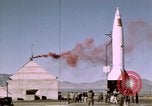 Standbild V-2 Rakete Alamogordo New Mexico USA, 1945, aus Sekunde 13 historischem Filmmaterial Videoclip 65675031548