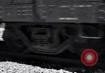 Standbild Vintage Lokomotive der Zug nähert sich United States USA, 1951, aus Sekunde 20 historischem Filmmaterial Videoclip 65675031552