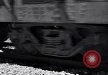 Standbild Vintage Lokomotive der Zug nähert sich United States USA, 1951, aus Sekunde 25 historischem Filmmaterial Videoclip 65675031552
