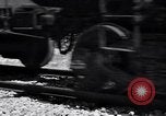 Standbild Vintage Lokomotive der Zug nähert sich United States USA, 1951, aus Sekunde 30 historischem Filmmaterial Videoclip 65675031552