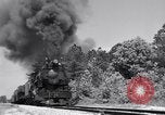 Standbild Vintage Lokomotive der Zug nähert sich United States USA, 1951, aus Sekunde 59 historischem Filmmaterial Videoclip 65675031552