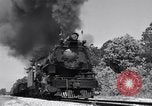 Standbild Vintage Lokomotive der Zug nähert sich United States USA, 1951, aus Sekunde 60 historischem Filmmaterial Videoclip 65675031552