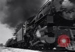 Standbild Vintage Lokomotive der Zug nähert sich United States USA, 1951, aus Sekunde 61 historischem Filmmaterial Videoclip 65675031552