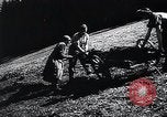 Standbild landwirtschaftlichen Praktiken Steiermark Österreich, 1944, aus Sekunde 27 historischem Filmmaterial Videoclip 65675031597
