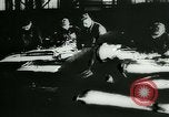 Standbild Deutsche Kriegsmaterial Mitarbeiter der Produktion Deutschland, 1944, aus Sekunde 3 historischem Filmmaterial Videoclip 65675031630