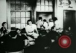 Standbild Deutsche Kriegsmaterial Mitarbeiter der Produktion Deutschland, 1944, aus Sekunde 18 historischem Filmmaterial Videoclip 65675031630