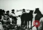 Standbild deutsche Soldaten Vorbereiten für den Kampf mit der sowjetischen Streitkräfte Russland, 1944, aus Sekunde 25 historischem Filmmaterial Videoclip 65675031634