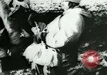 Standbild deutsche Soldaten Vorbereiten für den Kampf mit der sowjetischen Streitkräfte Russland, 1944, aus Sekunde 27 historischem Filmmaterial Videoclip 65675031634