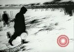 Standbild deutsche Soldaten Vorbereiten für den Kampf mit der sowjetischen Streitkräfte Russland, 1944, aus Sekunde 51 historischem Filmmaterial Videoclip 65675031634