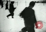 Standbild deutsche Soldaten Vorbereiten für den Kampf mit der sowjetischen Streitkräfte Russland, 1944, aus Sekunde 53 historischem Filmmaterial Videoclip 65675031634
