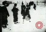 Standbild deutsche Soldaten Vorbereiten für den Kampf mit der sowjetischen Streitkräfte Russland, 1944, aus Sekunde 61 historischem Filmmaterial Videoclip 65675031634