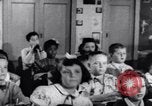 Standbild Zivilschutz Duck and Cover und Fallout Unterstände United States USA, 1955, aus Sekunde 11 historischem Filmmaterial Videoclip 65675031693