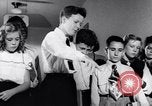 Standbild Zivilschutz United States USA, 1955, aus Sekunde 16 historischem Filmmaterial Videoclip 65675031694