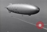 Standbild N2Y-1 Ausbildung Flugzeuge Praxis hookup mit USS Akron New Jersey United States USA, 1932, aus Sekunde 1 historischem Filmmaterial Videoclip 65675031700