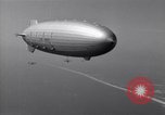 Standbild N2Y-1 Ausbildung Flugzeuge Praxis hookup mit USS Akron New Jersey United States USA, 1932, aus Sekunde 4 historischem Filmmaterial Videoclip 65675031700