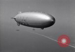 Standbild N2Y-1 Ausbildung Flugzeuge Praxis hookup mit USS Akron New Jersey United States USA, 1932, aus Sekunde 5 historischem Filmmaterial Videoclip 65675031700