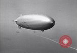 Standbild N2Y-1 Ausbildung Flugzeuge Praxis hookup mit USS Akron New Jersey United States USA, 1932, aus Sekunde 6 historischem Filmmaterial Videoclip 65675031700