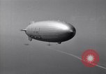 Standbild N2Y-1 Ausbildung Flugzeuge Praxis hookup mit USS Akron New Jersey United States USA, 1932, aus Sekunde 7 historischem Filmmaterial Videoclip 65675031700