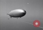 Standbild N2Y-1 Ausbildung Flugzeuge Praxis hookup mit USS Akron New Jersey United States USA, 1932, aus Sekunde 9 historischem Filmmaterial Videoclip 65675031700