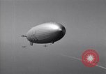 Standbild N2Y-1 Ausbildung Flugzeuge Praxis hookup mit USS Akron New Jersey United States USA, 1932, aus Sekunde 10 historischem Filmmaterial Videoclip 65675031700