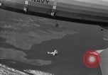 Standbild N2Y-1 Ausbildung Flugzeuge Praxis hookup mit USS Akron New Jersey United States USA, 1932, aus Sekunde 12 historischem Filmmaterial Videoclip 65675031700